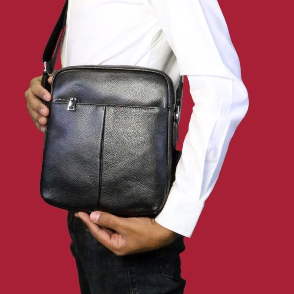 کیف کراس چرم 2-7599 یکی از خاص‌ترین اکسسوری‌های زنانه است که نه‌تنها به‌عنوان یک وسیله کاربردی برای حمل وسایل روزمره مورد استفاده قرار می‌گیرد،