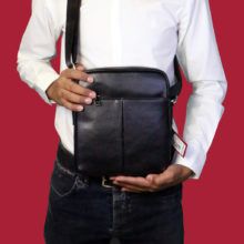 کیف کراس چرم 2-7599 یکی از خاص‌ترین اکسسوری‌های زنانه است که نه‌تنها به‌عنوان یک وسیله کاربردی برای حمل وسایل روزمره مورد استفاده قرار می‌گیرد،