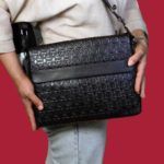 کیف چرم 2-2114 یکی از خاص‌ترین اکسسوری‌های زنانه است که نه‌تنها به‌عنوان یک وسیله کاربردی برای حمل وسایل روزمره مورد استفاده قرار می‌گیرد،