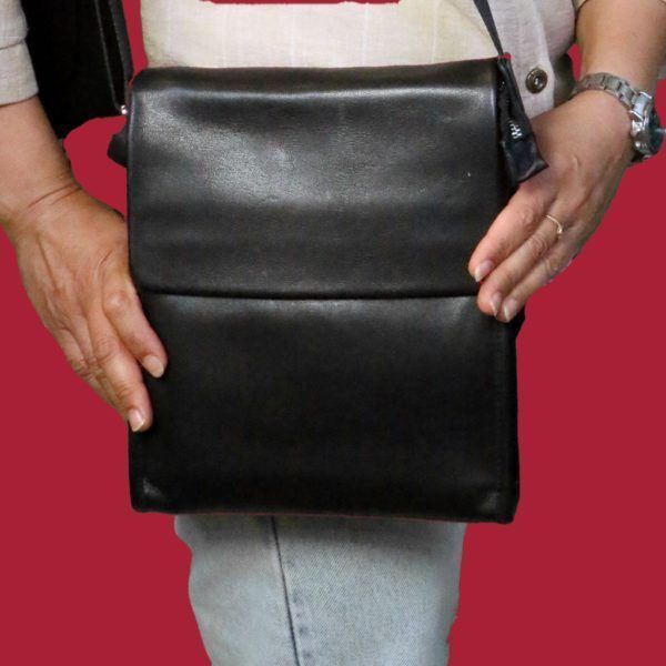 کیف کراس چرم 2-2138 یکی از خاص‌ترین اکسسوری‌های زنانه است که نه‌تنها به‌عنوان یک وسیله کاربردی برای حمل وسایل روزمره مورد استفاده قرار می‌گیرد