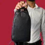 کیف توریستی چرم 6527 یکی از خاص‌ترین اکسسوری‌های زنانه است که نه‌تنها به‌عنوان یک وسیله کاربردی برای حمل وسایل روزمره مورد استفاده قرار می‌گیرد