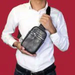 کیف چرم 6158F یکی از خاص‌ترین اکسسوری‌های زنانه است که نه‌تنها به‌عنوان یک وسیله کاربردی برای حمل وسایل روزمره مورد استفاده قرار می‌گیرد