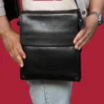 کیف کراس چرم 2-2138 یکی از خاص‌ترین اکسسوری‌های زنانه است که نه‌تنها به‌عنوان یک وسیله کاربردی برای حمل وسایل روزمره مورد استفاده قرار می‌گیرد