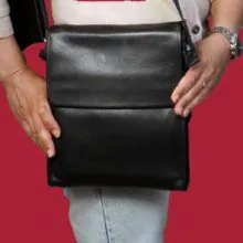 کیف کراس چرم 2-2138 یکی از خاص‌ترین اکسسوری‌های زنانه است که نه‌تنها به‌عنوان یک وسیله کاربردی برای حمل وسایل روزمره مورد استفاده قرار می‌گیرد